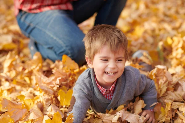 Kind Liegt Herbstlichen Stadtpark Laub — Stockfoto