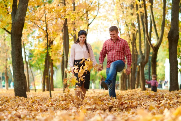 Pár Chůze Podzimní Městského Parku Zářivě Žluté Stromy — Stock fotografie