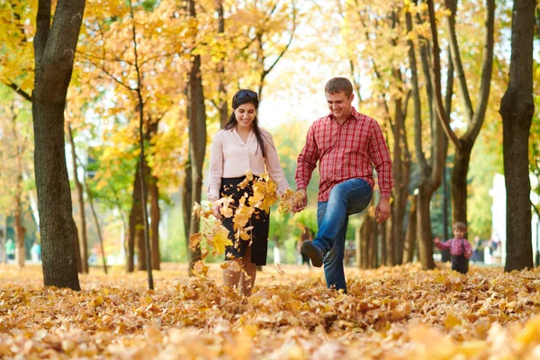 Coppia Sta Camminando Nel Parco Cittadino Autunnale Alberi Gialli Brillanti — Foto Stock