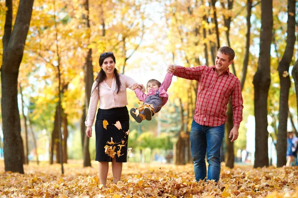 Rodzice Dzieci Spacery Jesienny Park Miejski Jasne Żółte Drzewa — Zdjęcie stockowe