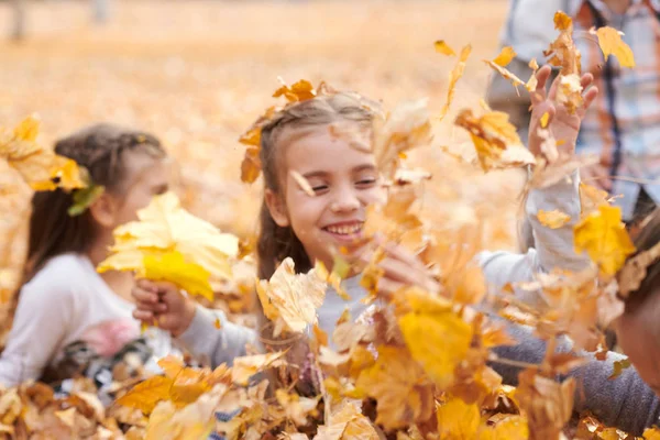 Bambini Sono Sdraiati Giocano Sulle Foglie Cadute Nel Parco Cittadino — Foto Stock