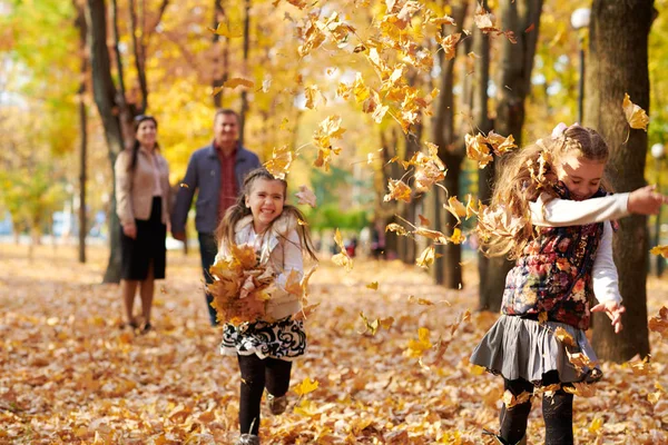 Familia Feliz Está Parque Otoño Niños Padres Corriendo Con Hojas —  Fotos de Stock