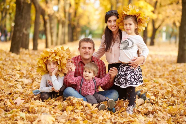 Familia Feliz Está Sentada Parque Otoño Hijos Padres Posan Sonríen — Foto de Stock