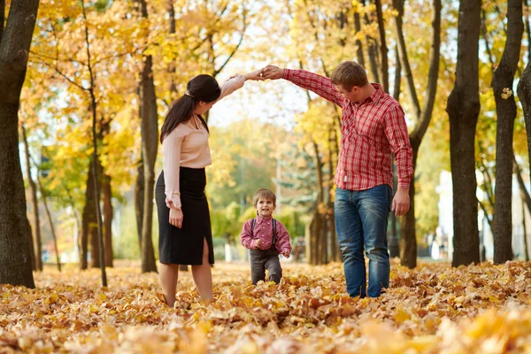 Parents Child Walking Autumn City Park Bright Yellow Trees — Stock Photo, Image