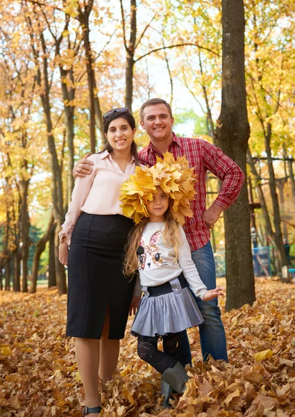 Genitori Bambini Stanno Posando Nel Parco Cittadino Autunnale Alberi Gialli — Foto Stock