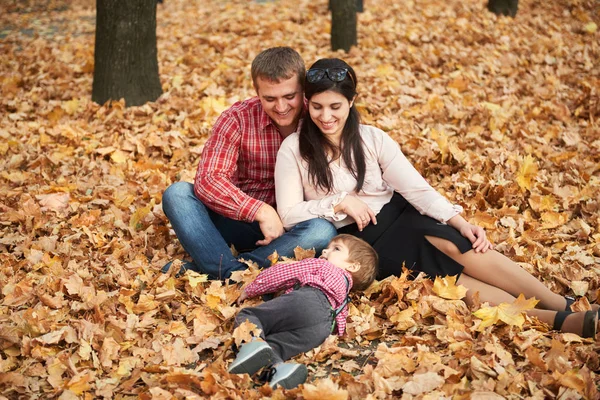 Rodiče Dítě Chlapec Sedí Podzimní Městského Parku Zářivě Žluté Stromy — Stock fotografie