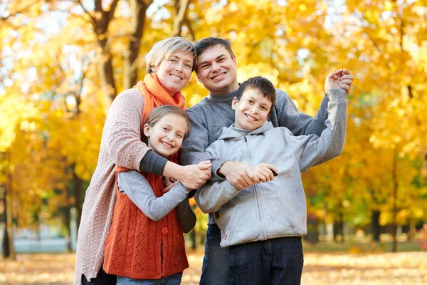 Šťastná Rodina Chodí Podzimní Městského Parku Děti Rodiče Pózování Usmívající — Stock fotografie