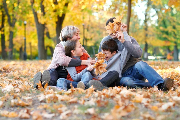 Familia Feliz Sienta Parque Otoño Ciudad Con Hojas Caídas Niños —  Fotos de Stock