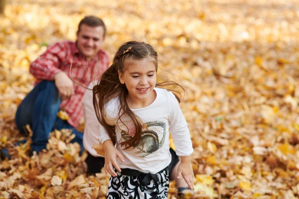 Счастливая Семья Осеннем Городском Парке Дети Родители Позируют Улыбаются Играют — стоковое фото