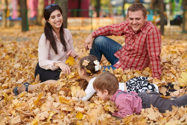 Happy Family Est Dans Parc Ville Automne Enfants Parents Ils — Photo