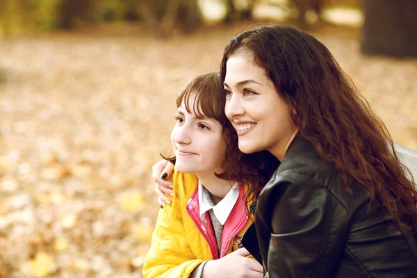 Two Girls Autumn City Park — Stock Photo, Image