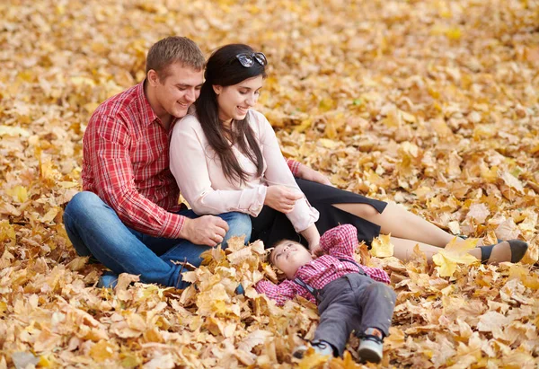 Rodzice Dzieci Siedzą Jesienny Park Miejski Jasne Żółte Drzewa — Zdjęcie stockowe