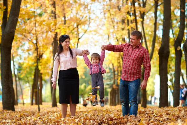 Padres Hijos Están Caminando Parque Otoño Ciudad Árboles Amarillos Brillantes — Foto de Stock