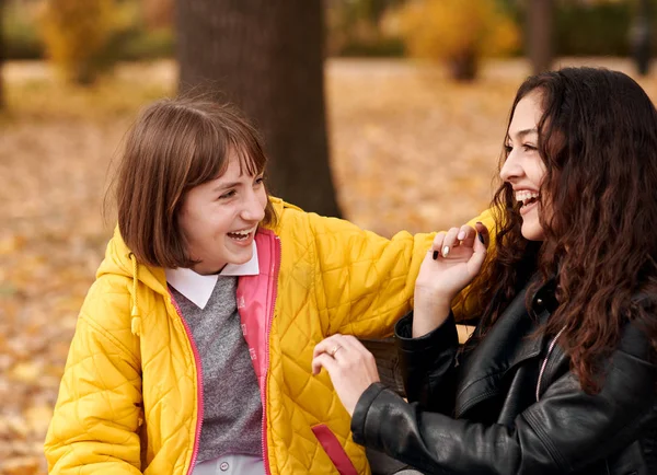 Dvě Dívky Podzimní Městského Parku Hovoří Smějí — Stock fotografie