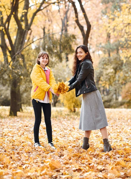 Dvě Dívky Podzimní Městského Parku Trhají Listy — Stock fotografie