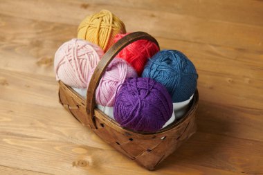 renkli yün konu ahşap zemin üzerine örme için