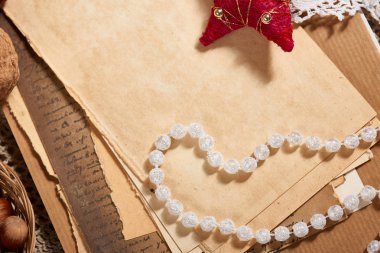 Eski kağıt ve Noel dekorasyon arka plan, boncuk, hediyeler, fındık ve çul diğer şeyler gibi. Metin, yeni yıl tema için boş yer.