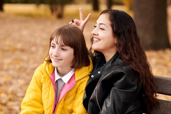 Twee Meisjes Zijn Herfst Stadspark — Stockfoto