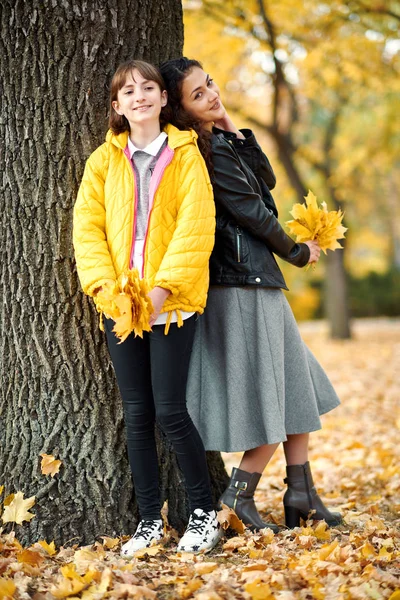 Duas Meninas Estão Parque Cidade Outono — Fotografia de Stock
