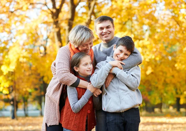 Buone Passeggiate Famiglia Nel Parco Cittadino Autunnale Bambini Genitori Posa — Foto Stock