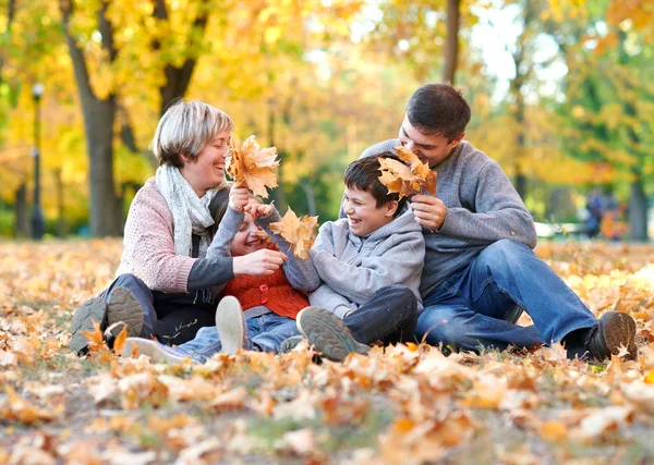 Famiglia Felice Siede Parco Città Autunno Foglie Cadute Bambini Genitori — Foto Stock