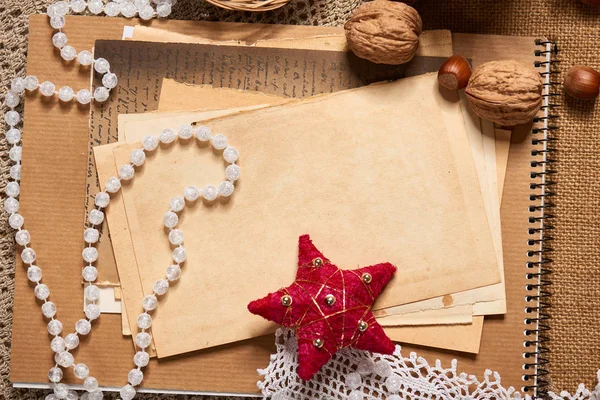 Starý Papír Vánoční Dekorace Jako Pozadí Korálky Dárky Ořechy Další — Stock fotografie