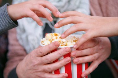 patlamış mısır ve elleri yakın çekim