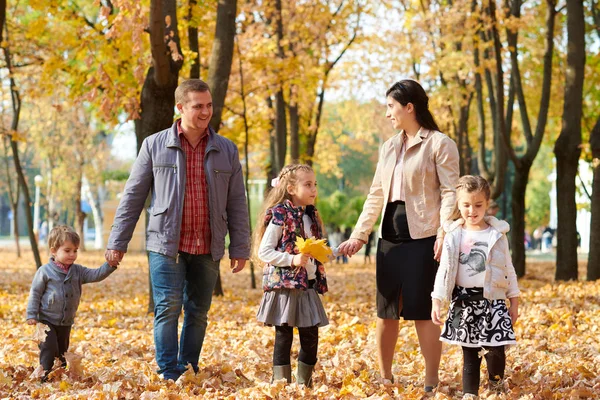 Família Feliz Está Parque Cidade Outono Filhos Pais Eles Posando — Fotografia de Stock