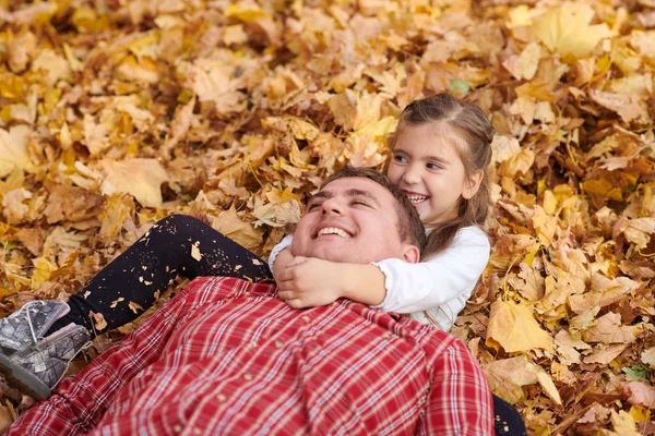 Ojciec Córka Leżące Żółte Listowie Zabawy Parku Miejskim Jesień Pozowanie — Zdjęcie stockowe