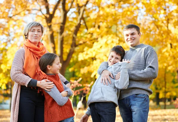 Feliz Família Caminha Outono Parque Cidade Crianças Pais Posando Sorrindo — Fotografia de Stock