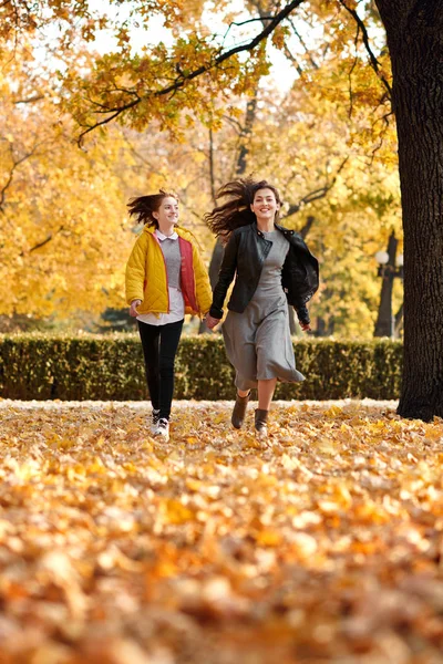 Duas Meninas Felizes Correndo Outono Parque Cidade — Fotografia de Stock