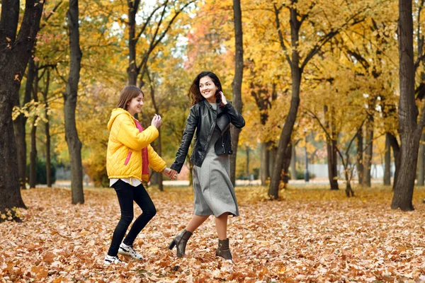 Deux Filles Heureuses Courent Dans Parc Ville Automne — Photo