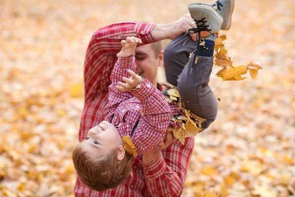 Père Fils Jouent Amusent Dans Parc Ville Automne Ils Posent — Photo