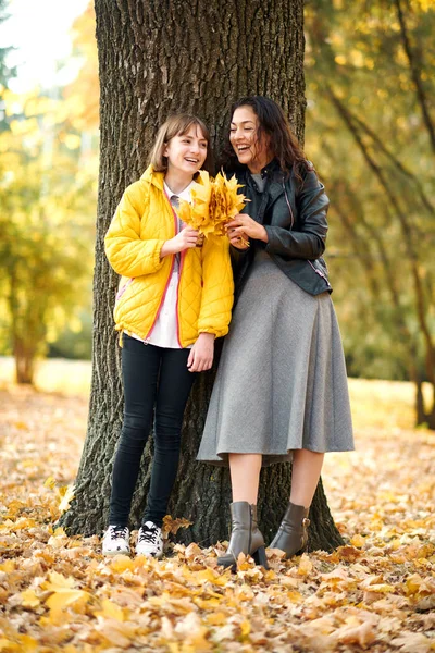 Due Ragazze Sono Nel Parco Della Città Autunno — Foto Stock