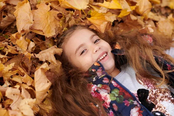 Kız Çocuk Yalan Düşen Yapraklar Sonbahar Şehir Parkında Oynayan — Stok fotoğraf