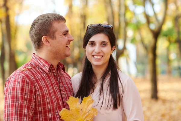 Pareja Está Parque Otoño Ciudad Árboles Amarillos Brillantes — Foto de Stock