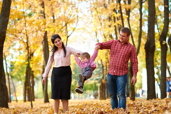 Padres Hijos Están Caminando Parque Otoño Ciudad Árboles Amarillos Brillantes — Foto de Stock