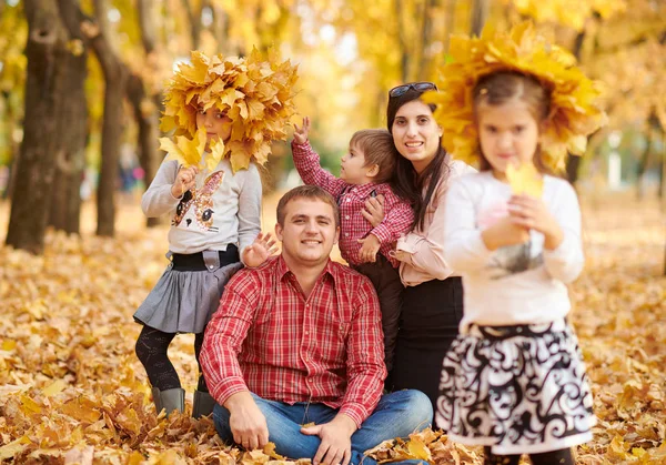 Familia Feliz Está Sentada Parque Otoño Hijos Padres Posan Sonríen — Foto de Stock