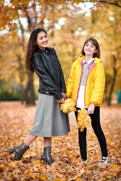 Zwei Mädchen Sind Herbst Stadtpark — Stockfoto