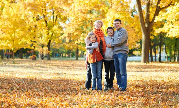 幸福的家庭在秋城公园散步 孩子们和家长摆姿势 玩耍和娱乐 明亮的黄色树 — 图库照片