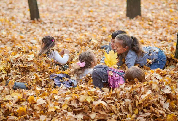 Kinderen Zijn Liegen Spelen Gevallen Bladeren Herfst Stadspark — Stockfoto