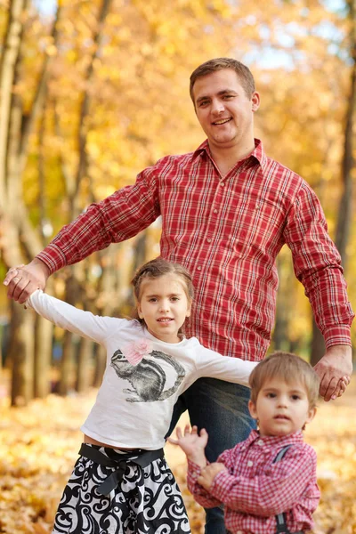 Vater Und Tochter Spielen Und Amüsieren Sich Herbstlichen Stadtpark Sie — Stockfoto