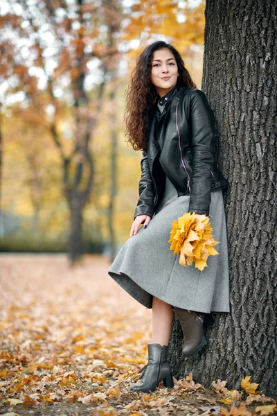 Frau Mit Gelben Blättern Steht Neben Großem Baum Herbstlichen Stadtpark — Stockfoto