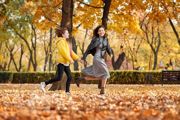 Duas Meninas Felizes Correndo Outono Parque Cidade — Fotografia de Stock