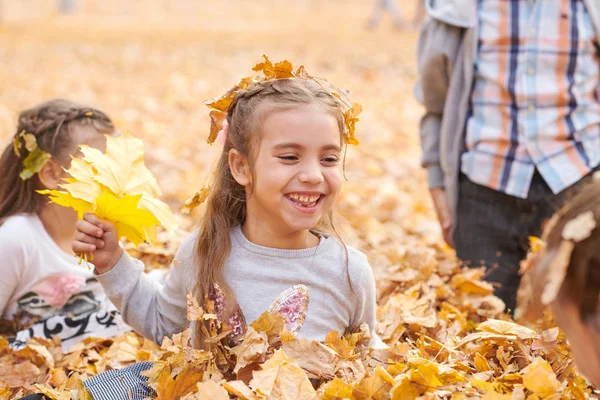 Çocuk Yalan Sonbahar Şehir Parkı Içinde Düşen Yapraklar Üzerinde Oyun — Stok fotoğraf