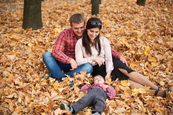 Los Padres Niño Están Sentados Parque Otoño Árboles Amarillos Brillantes — Foto de Stock