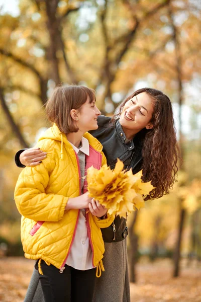 Zwei Mädchen Sind Herbst Stadtpark — Stockfoto