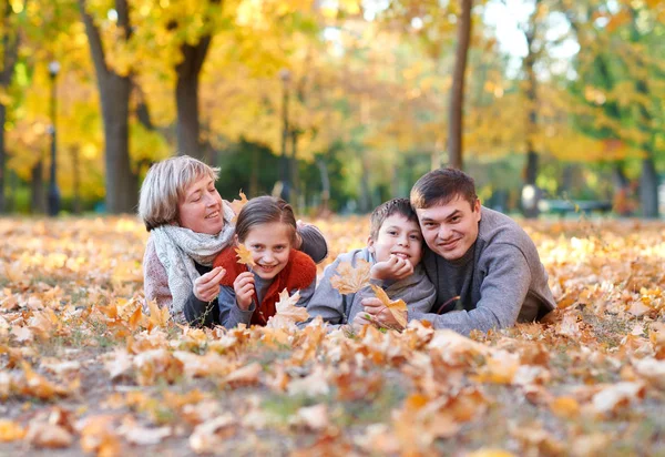 Familia Feliz Encuentra Parque Otoño Ciudad Sobre Hojas Caídas Niños —  Fotos de Stock