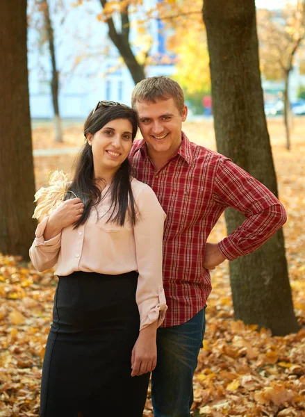 Das Glückliche Paar Befindet Sich Herbstlichen Stadtpark Leuchtend Gelbe Bäume — Stockfoto