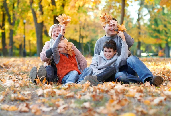 Gelukkige Familie Sit Herfst Stadspark Gevallen Bladeren Kinderen Ouders Die — Stockfoto